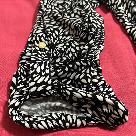 Tahari Black and White Notched Collar Zip Top. 1X. - Picture 3 of 7